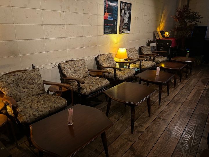 「リスニング席」壁際の座席も肘掛けがあってゆったり