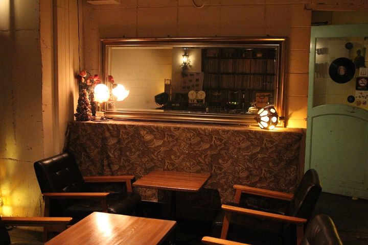 「会話席」入り口付近のテーブル席