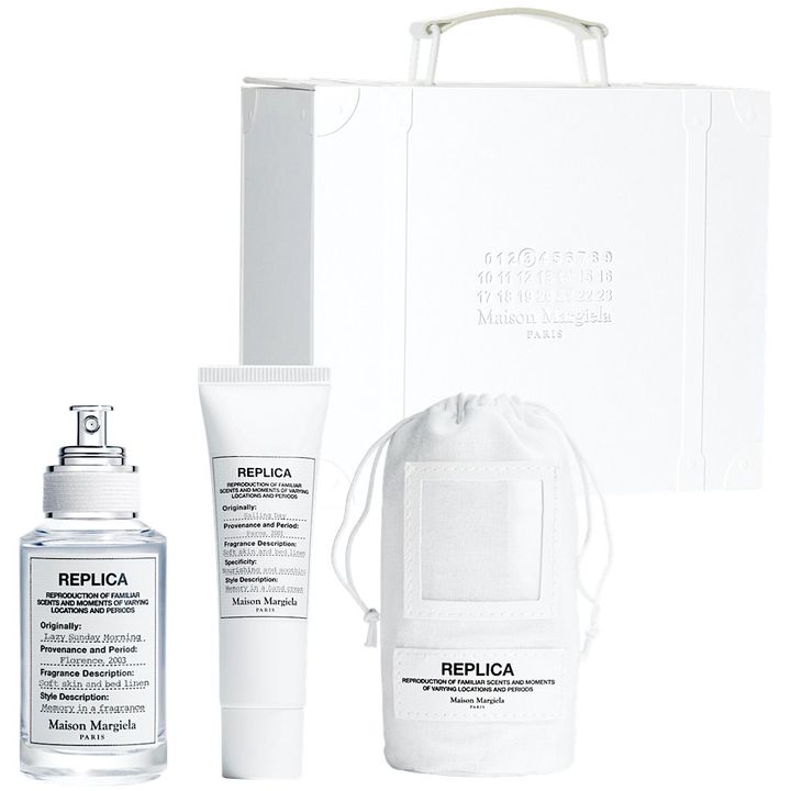 レプリカ フレグランス トラベル キット ￥17,160（8月8日より限定発売） ※セット内容／レプリカ オードトワレ 30ml（13種より1種選択）、レプリカ ハンドクリーム 30ml（3種より1種選択）、レプリカ パーソナライズ ポーチ、レプリカ フレグランス トラベル ボックス