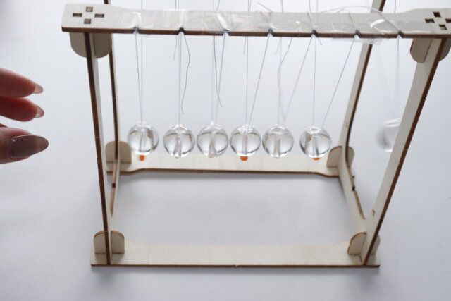 ダイソーの組み立てて学ぶ ニュートンのゆりかごの実験2