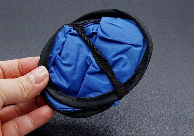 ダイソー 折りたたみうちわ（25cm、ブルー） ゴムバンドでまとめる