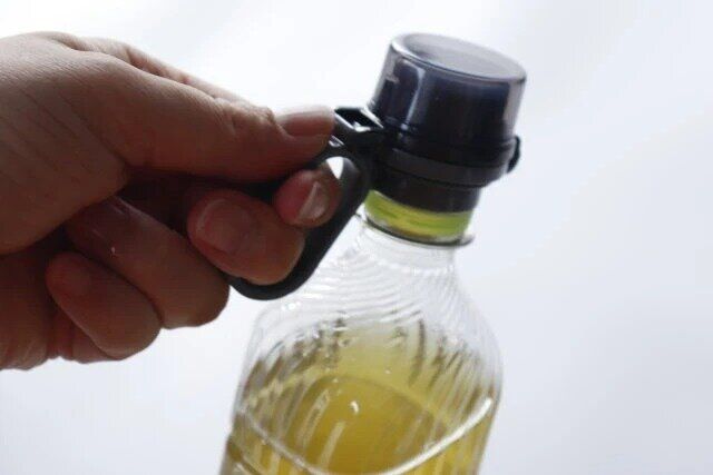 ダイソー ペットボトルキャップ（水滴防止カバー付） 持ち手