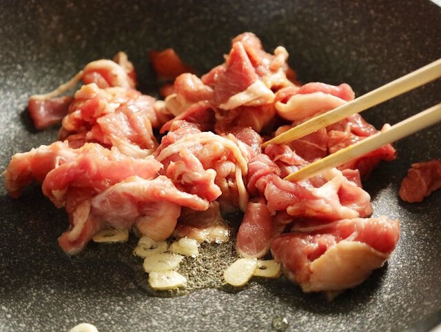 にんにくと豚肉を炒める。