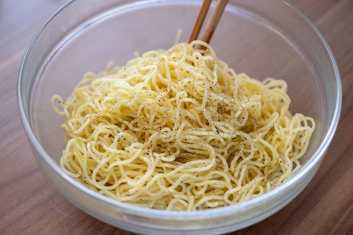 麺を温めて下味をつける