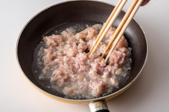 挽き肉とだし汁を合わせる