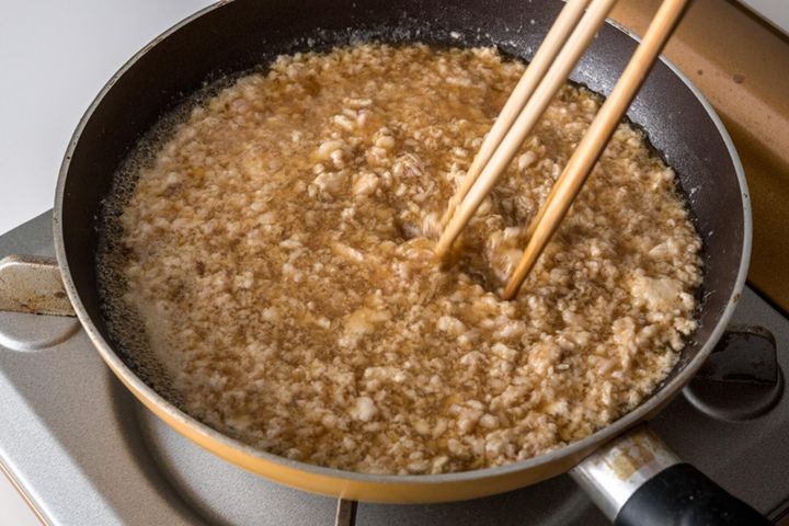 挽き肉に火を通す