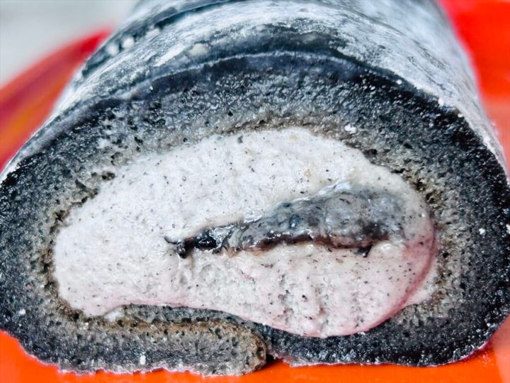 ローソン お餅で巻いたもち食感ロール(黒ごまみたらしソース) 断面アップ