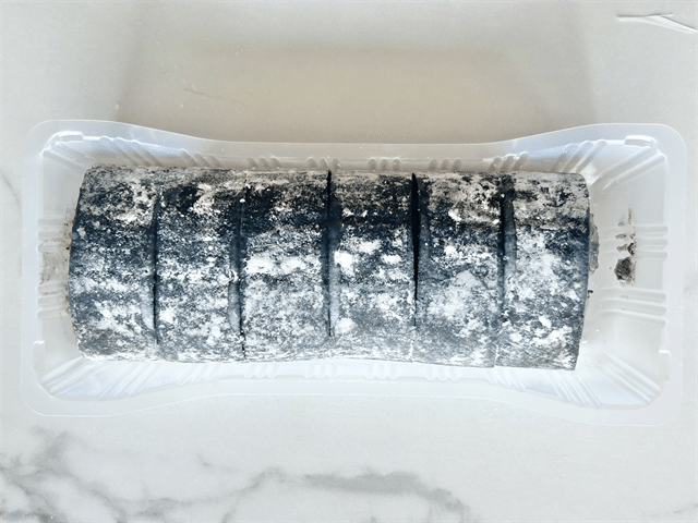 ローソン お餅で巻いたもち食感ロール(黒ごまみたらしソース) 中身