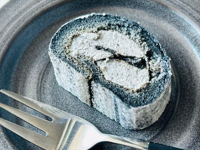 ローソン お餅で巻いたもち食感ロール(黒ごまみたらしソース) お皿