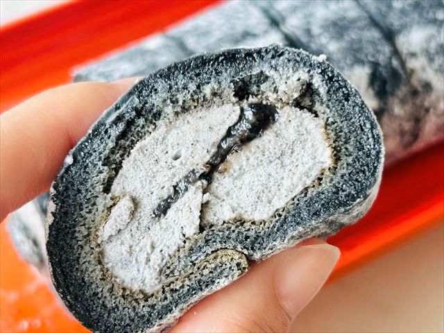 ローソン お餅で巻いたもち食感ロール(黒ごまみたらしソース) 断面アップ3