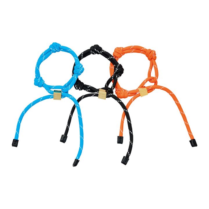 アンクルブレスレット 各￥38,500（予定価格）／MIU MIU（ミュウミュウ クライアントサービス）