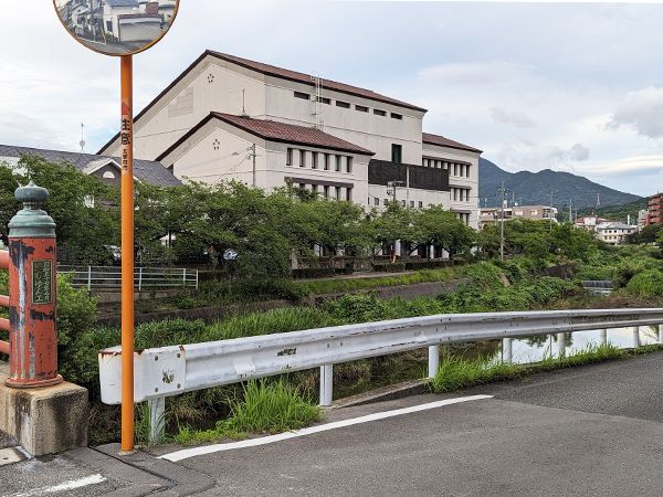 御笠川とプラム・カルコア太宰府（中央公民館・市民図書館）
