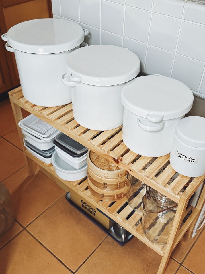 【一軒家のおしゃれな台所】《野田琺瑯》など「買ってよかった」3つのキッチン道具とは？【FUDGE おしゃれな人のルームツアー vol.8】