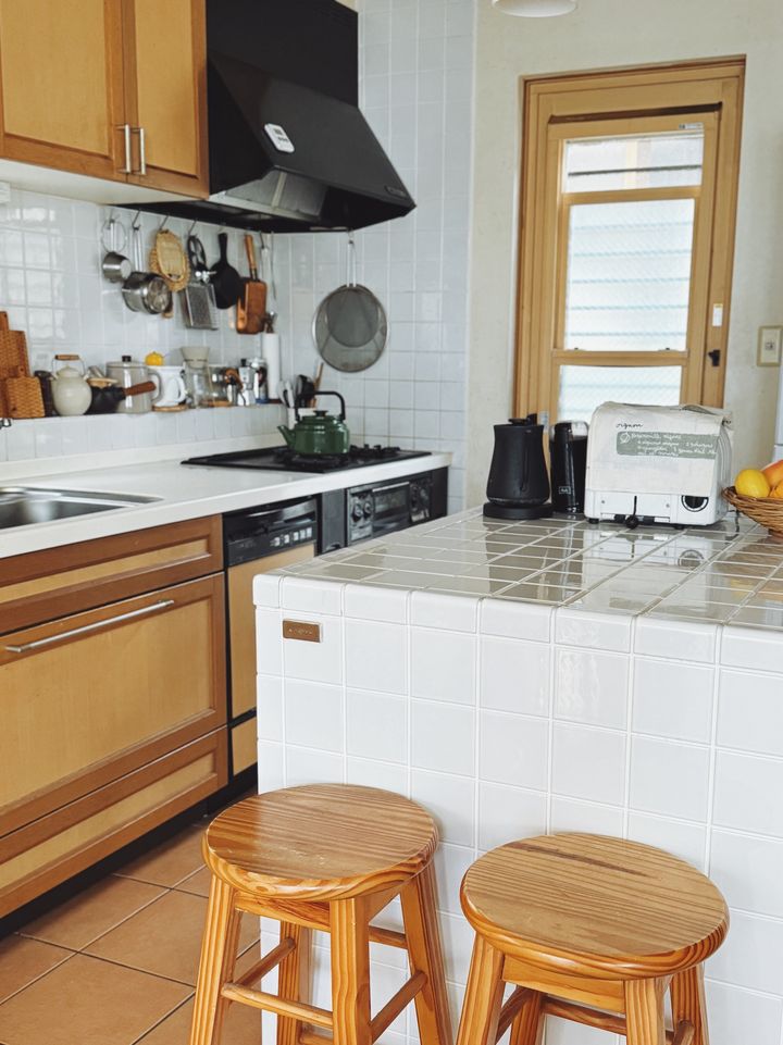 【一軒家のおしゃれな台所】《野田琺瑯》など「買ってよかった」3つのキッチン道具とは？【FUDGE おしゃれな人のルームツアー vol.8】