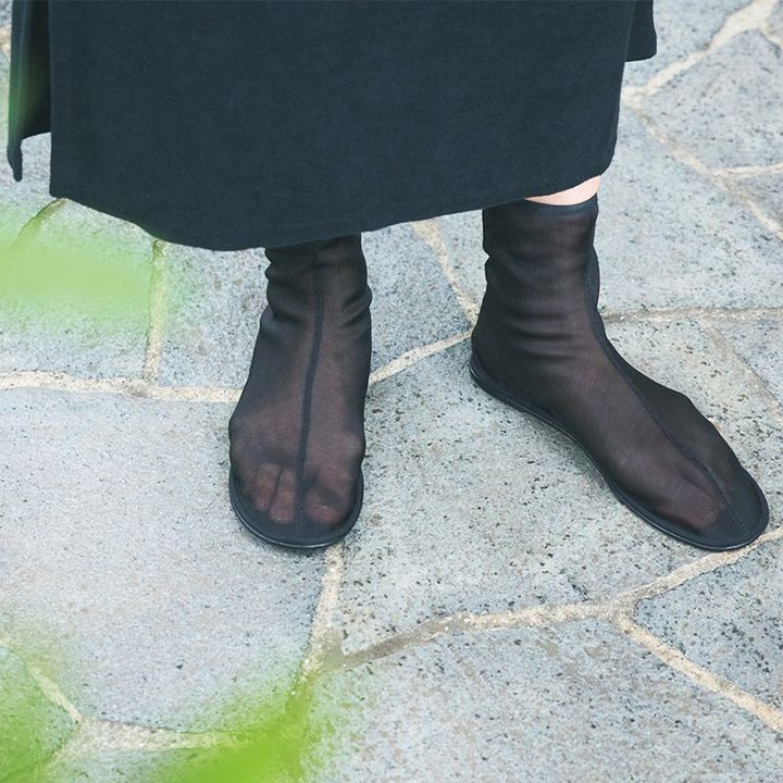 ワンピの足元にはザ ロウの透け靴でトレンド感を