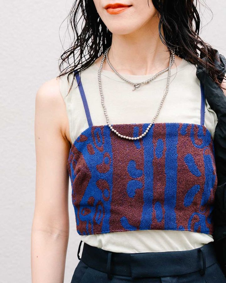 猛暑を乗り切る“タンクトップ”のお手本コーデ5選。小物や重ね着で洒落感アップ！【TOKYO SNAP】