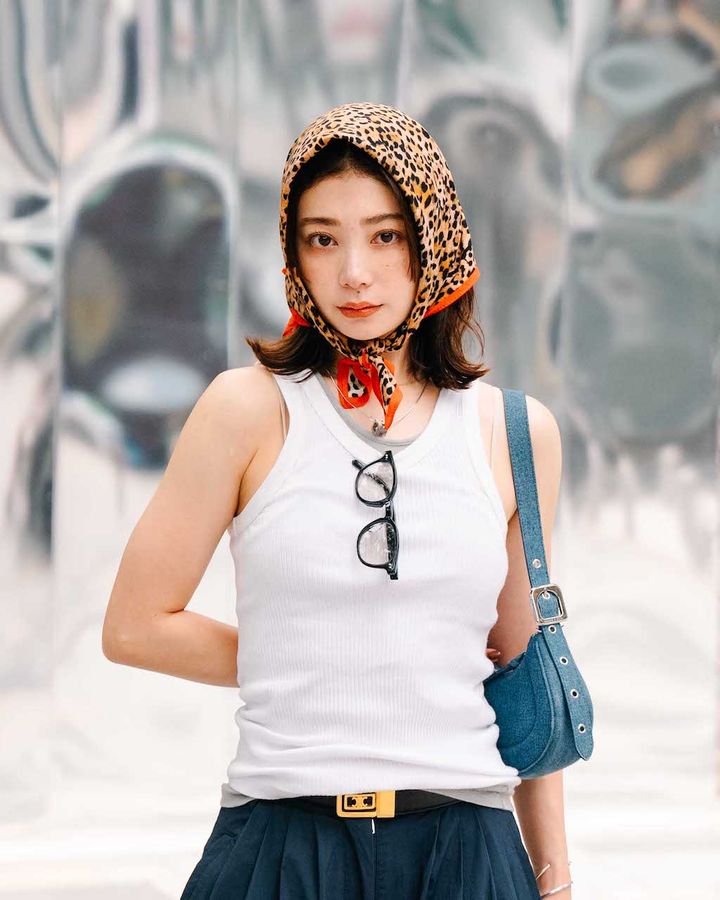 猛暑を乗り切る“タンクトップ”のお手本コーデ5選。小物や重ね着で洒落感アップ！【TOKYO SNAP】