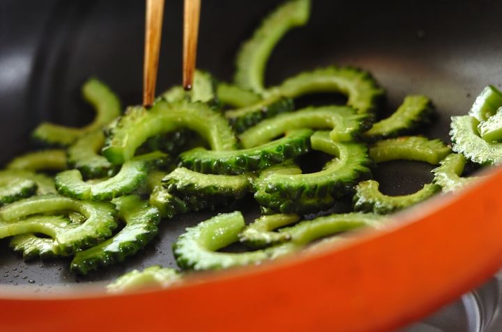 ゴーヤとソーセージの炒め物の作り方1
