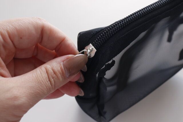 ダイソー メッシュポーチ（スクエア、ブラック） ファスナー