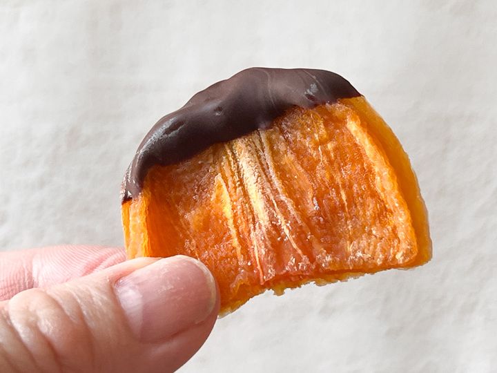 手に持った「妙丹柿チョコディップ」のスイートチョコ