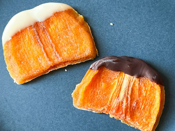 お皿に並んだ「妙丹柿チョコディップ」のスイートチョコとホワイトチョコ