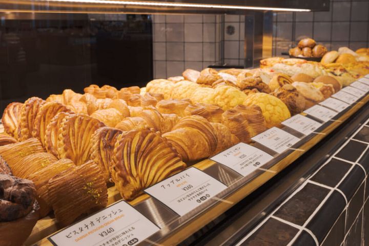 ショーケースに並ぶパン