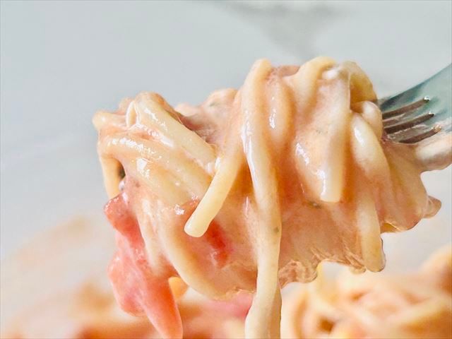 セブン-イレブン 冷製パスタ夏の海老トマトクリーム フォークアップ