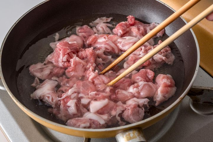 豚肉とだし汁を合わせる
