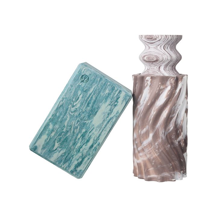 〈左から〉ヨガブロック ￥2,200 筋膜リリースローラー ￥4,500／ともにLULULEMON（ルルレモン）