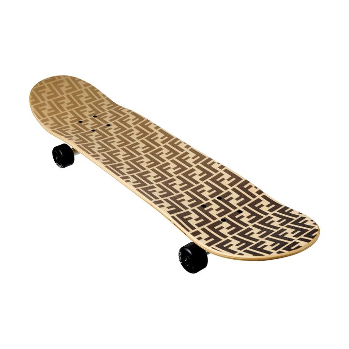 スケートボード ￥305,800／FENDI（フェンディ ジャパン）