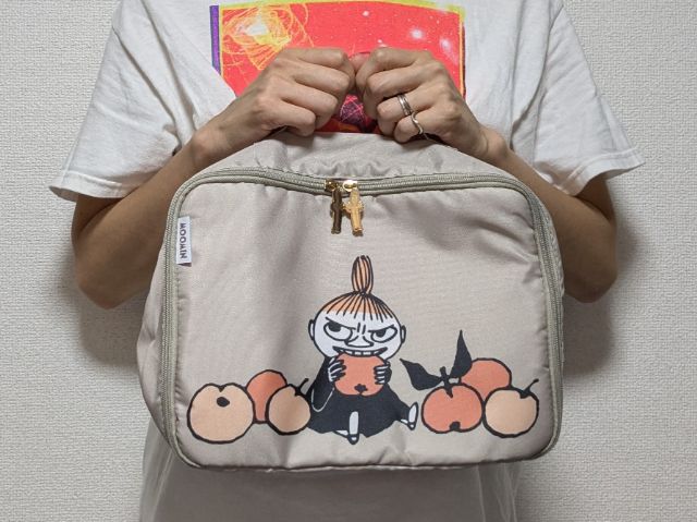 ポーチ持った状態