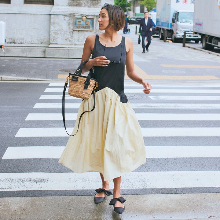 ルームサンマルロクコンテンポラリーのシャカシャカ素材のワンピースを着るモデルの木佐貫まやさん