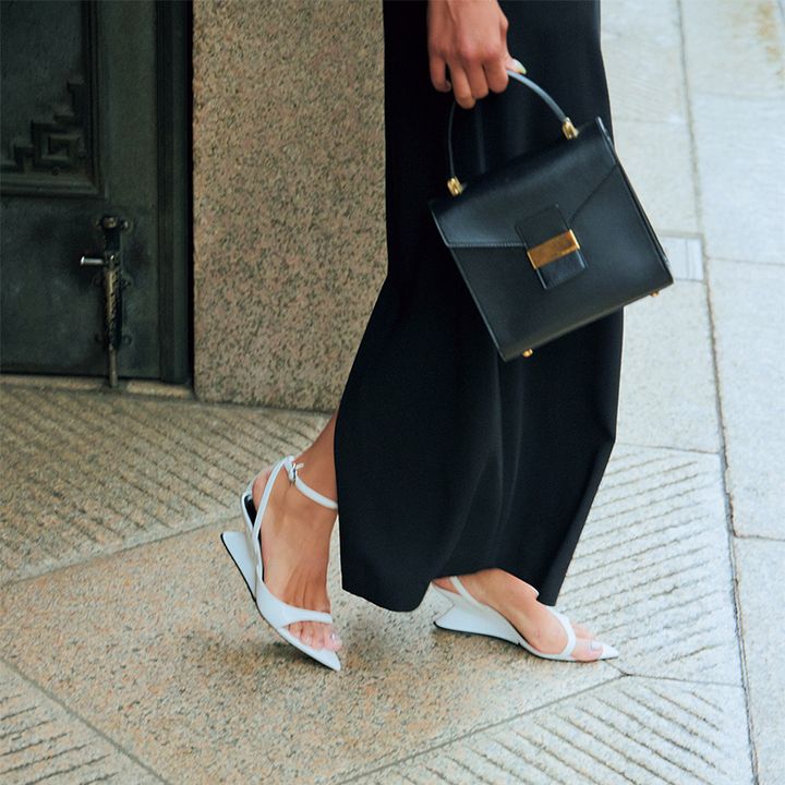 足元には涼しげなサンダルを合わせて