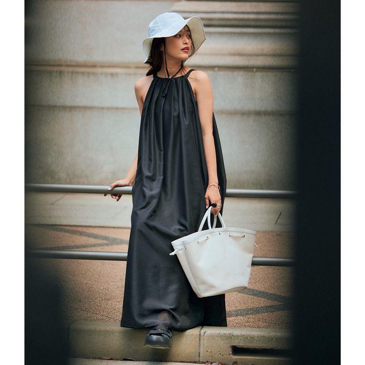 アグのサンダルと合わせて夏のブラックコーデを軽やかに