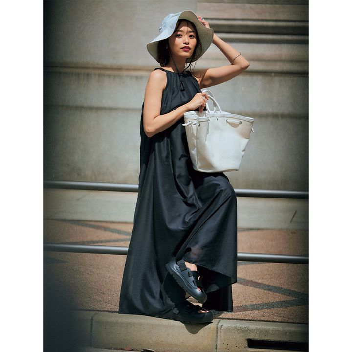 大胆なアメスリがヘルシーなエミのワンピースコーデ