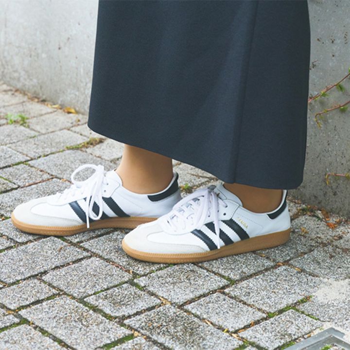 キレイめワンピにはadidasのサンバでカジュアルダウン