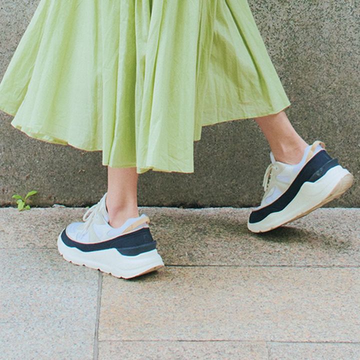 足元はD.A.T.E.のスニーカーでカジュアルダウン