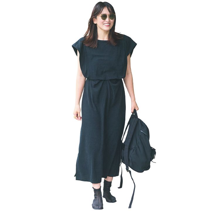 ブラックバイマウジーのパイル地黒ワンピはブラウジングされたでざいんで細見シルエットが優秀