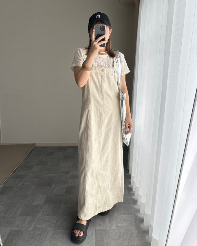 チュールレースブラウス×しまむらのホワイトの「ベアトップジャンパースカート」