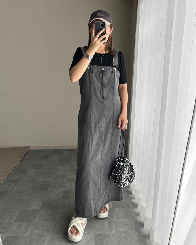 リブTシャツ×しまむらのダークグレーの「ベアトップジャンパースカート」