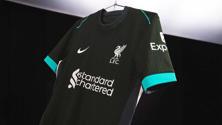 リヴァプール、「石炭グレー」の2024-25アウェイユニフォームを発表！“宿敵”ユナイテッド戦でデビューへ
