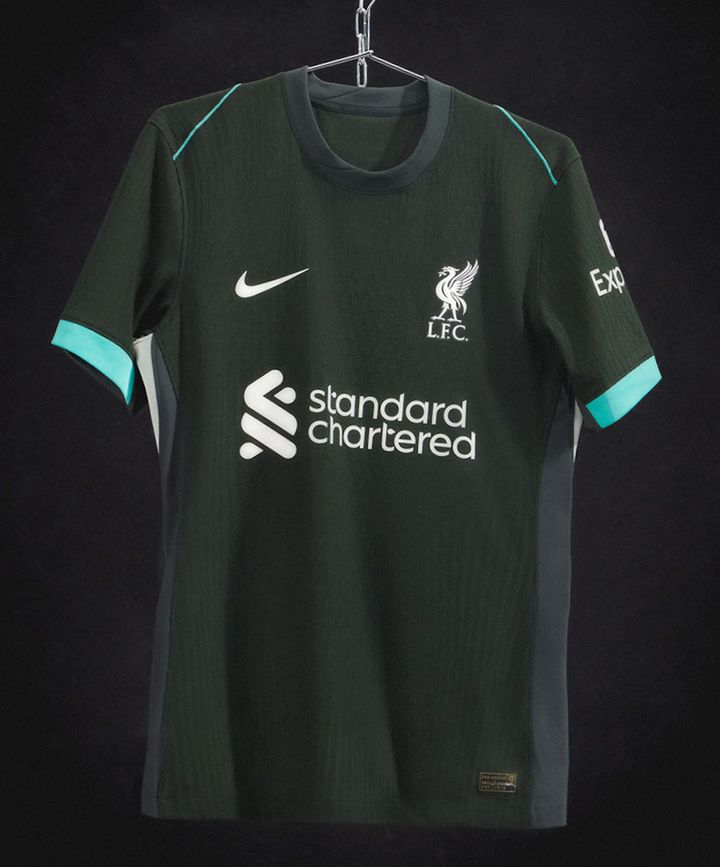 リヴァプール、「石炭グレー」の2024-25アウェイユニフォームを発表！“宿敵”ユナイテッド戦でデビューへ