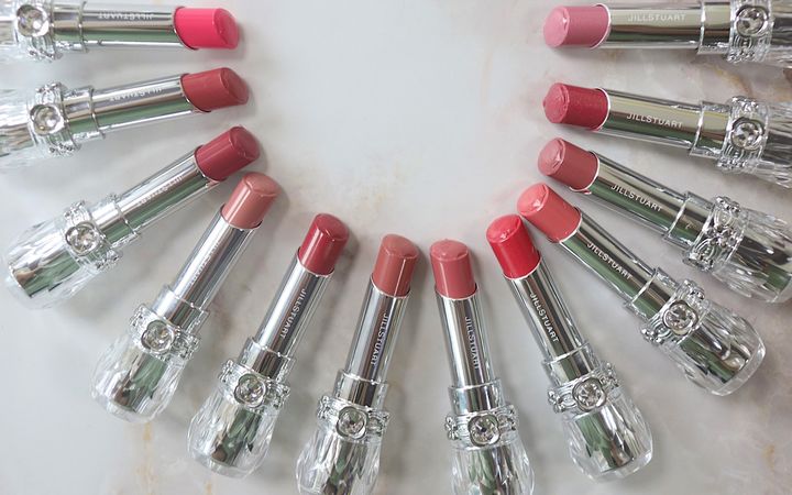 ジルスチュアートの「リップブロッサム グロウ」を全色スウォッチ！イエベ、ブルベ別のおすすめも紹介