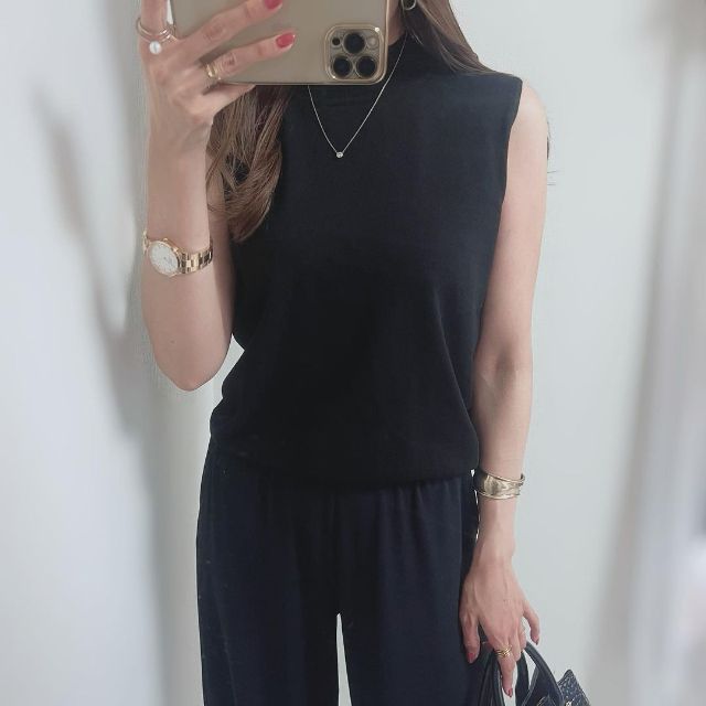 ミニハイネックセーターを着たコーデ