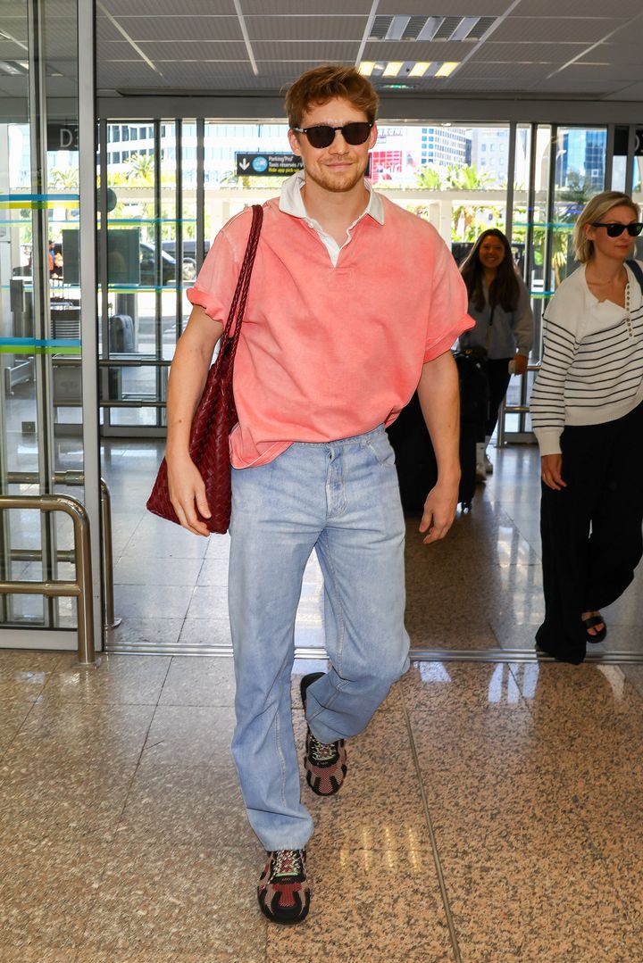 モダンなカジュアルルックでカンヌに降り立ったジョー・アルウィン。