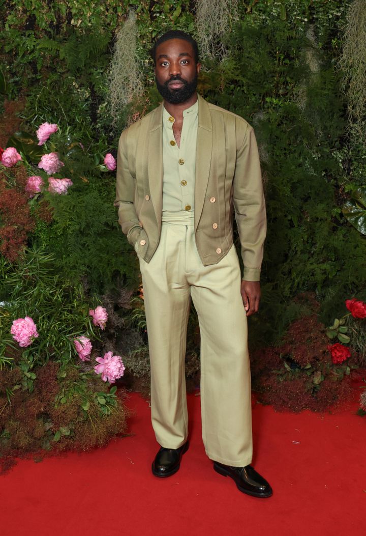 洗練されたワントーンルックでVogue x Netflix x BAFTA Television Awardsに参加したパーパ・エッシードゥ。