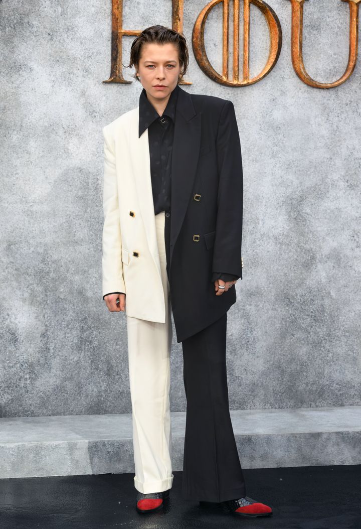 『ハウス・オブ・ザ・ドラゴン』のロンドンプレミアにカナクのスーツで出席したエマ・ダーシー。