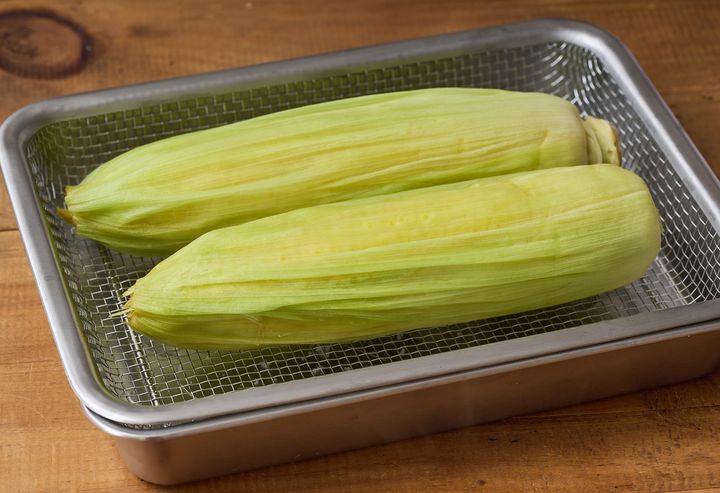 皮付きのままとうもろこしの粗熱をとる