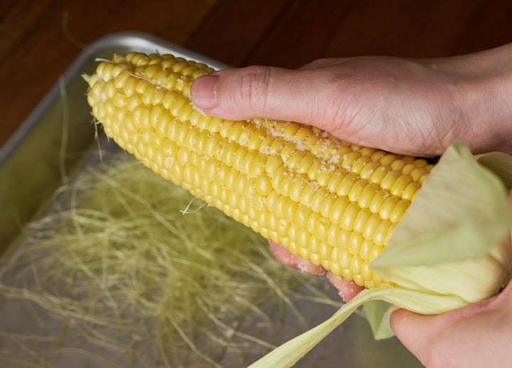 皮をめくり、身をさっと水でぬらす。身の表面全体に塩をまぶす。