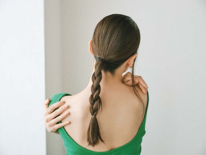 三つ編み BACK モデル＝織田梨沙